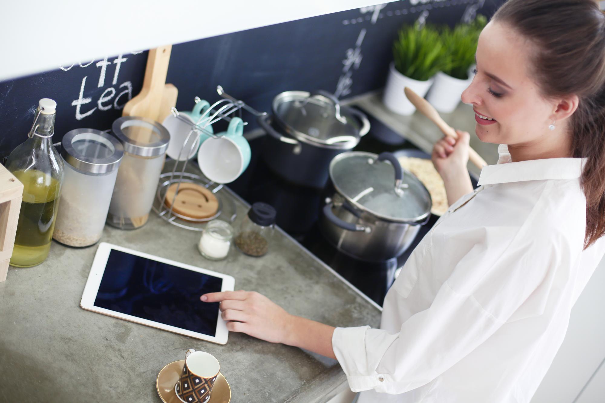 Set cucina moderna con attrezzatura tecnologica